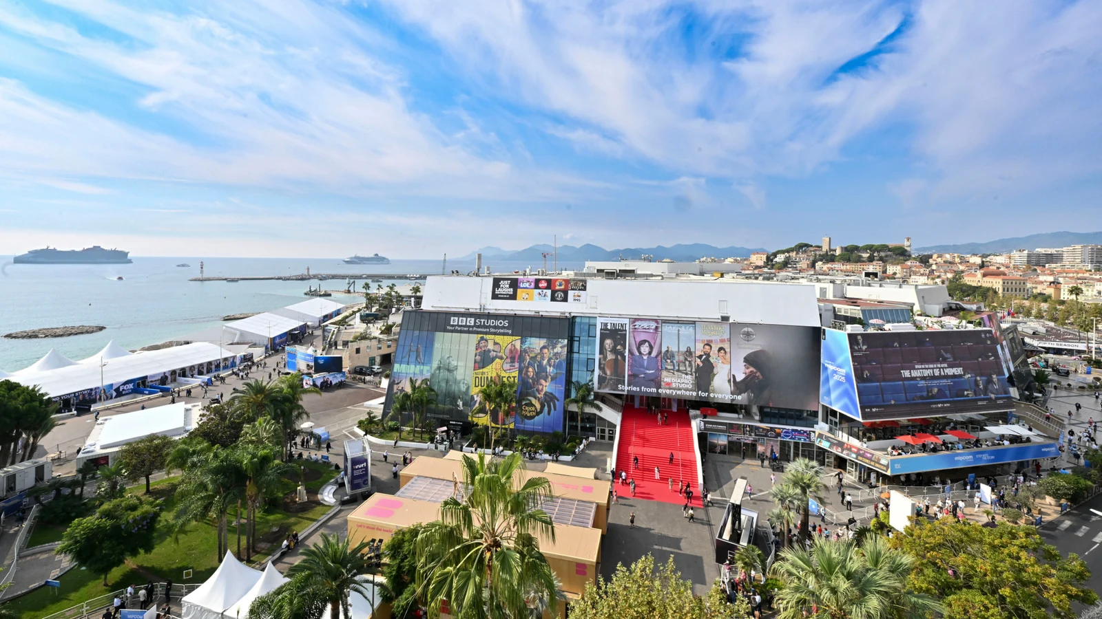 Superyacht de luxe sur la Croisette à Cannes pendant le MIPCOM