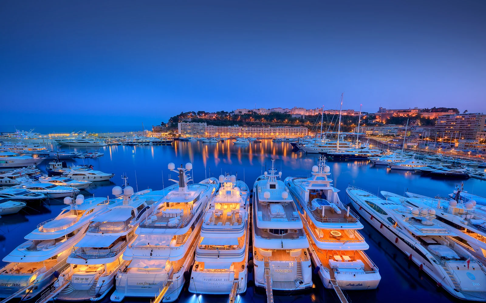 Yacht dans la rade de Monaco, Port Hercule