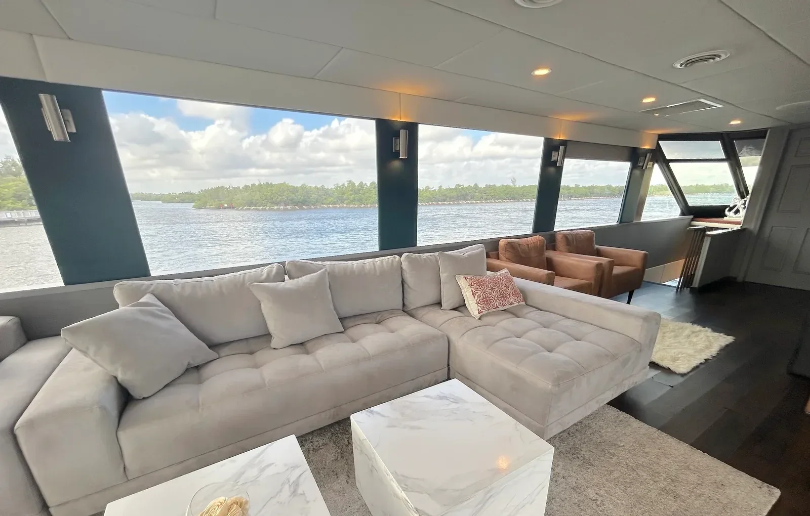 100 ft Skipperliner - photo 2 yacht charter Miami
