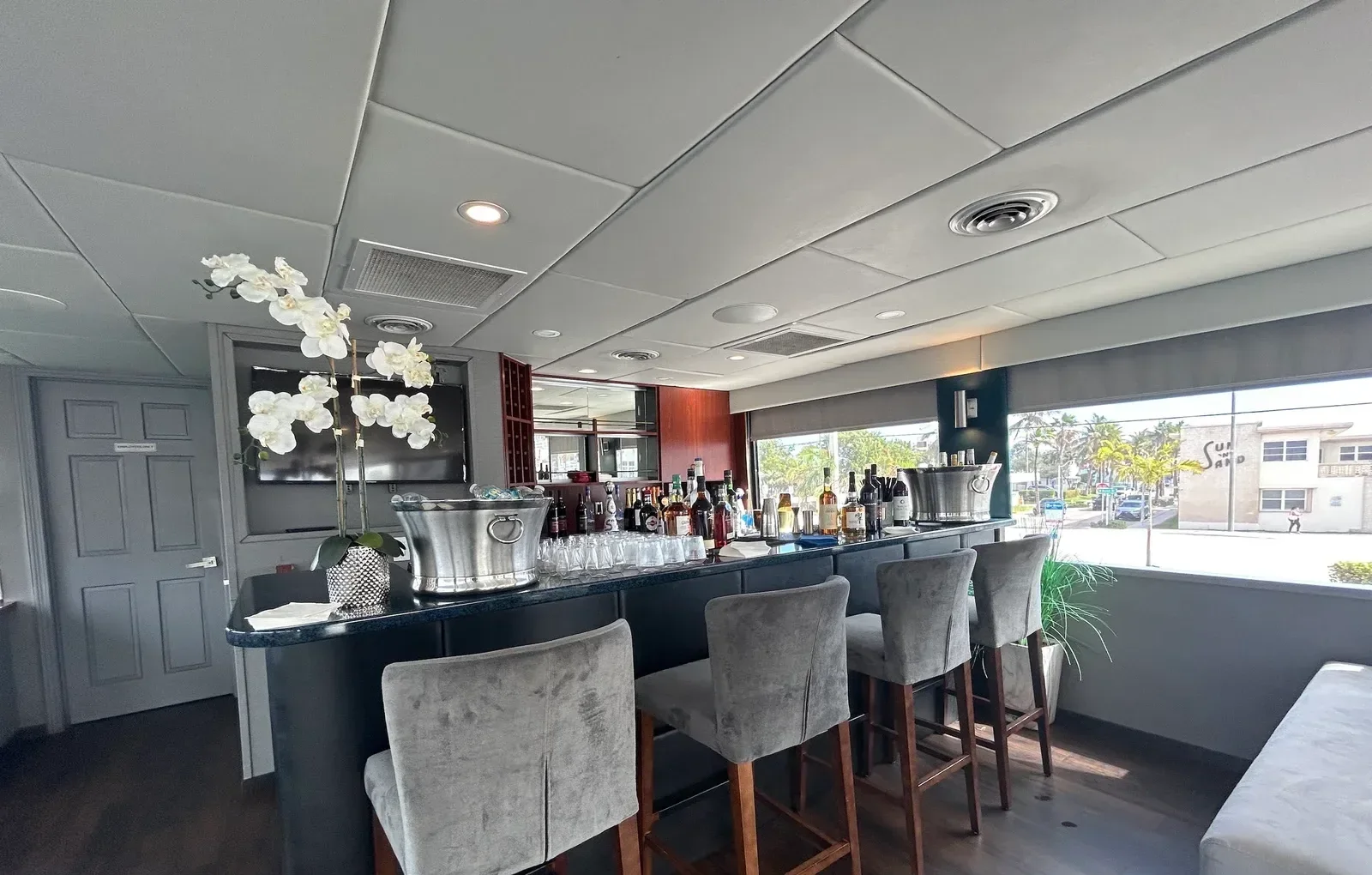 100 ft Skipperliner - photo 4 yacht charter Miami
