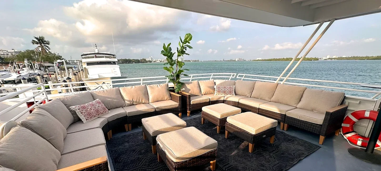 100 ft Skipperliner - photo 14 yacht charter Miami