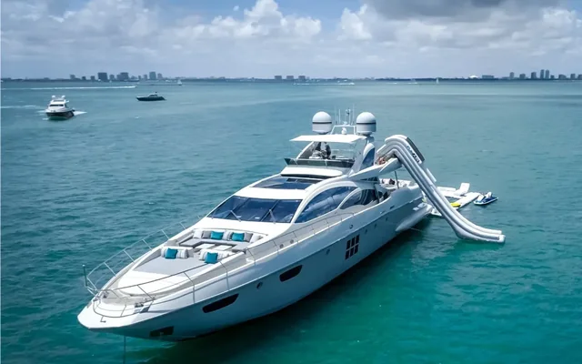 103 ft Azimut - yacht charter Miami
