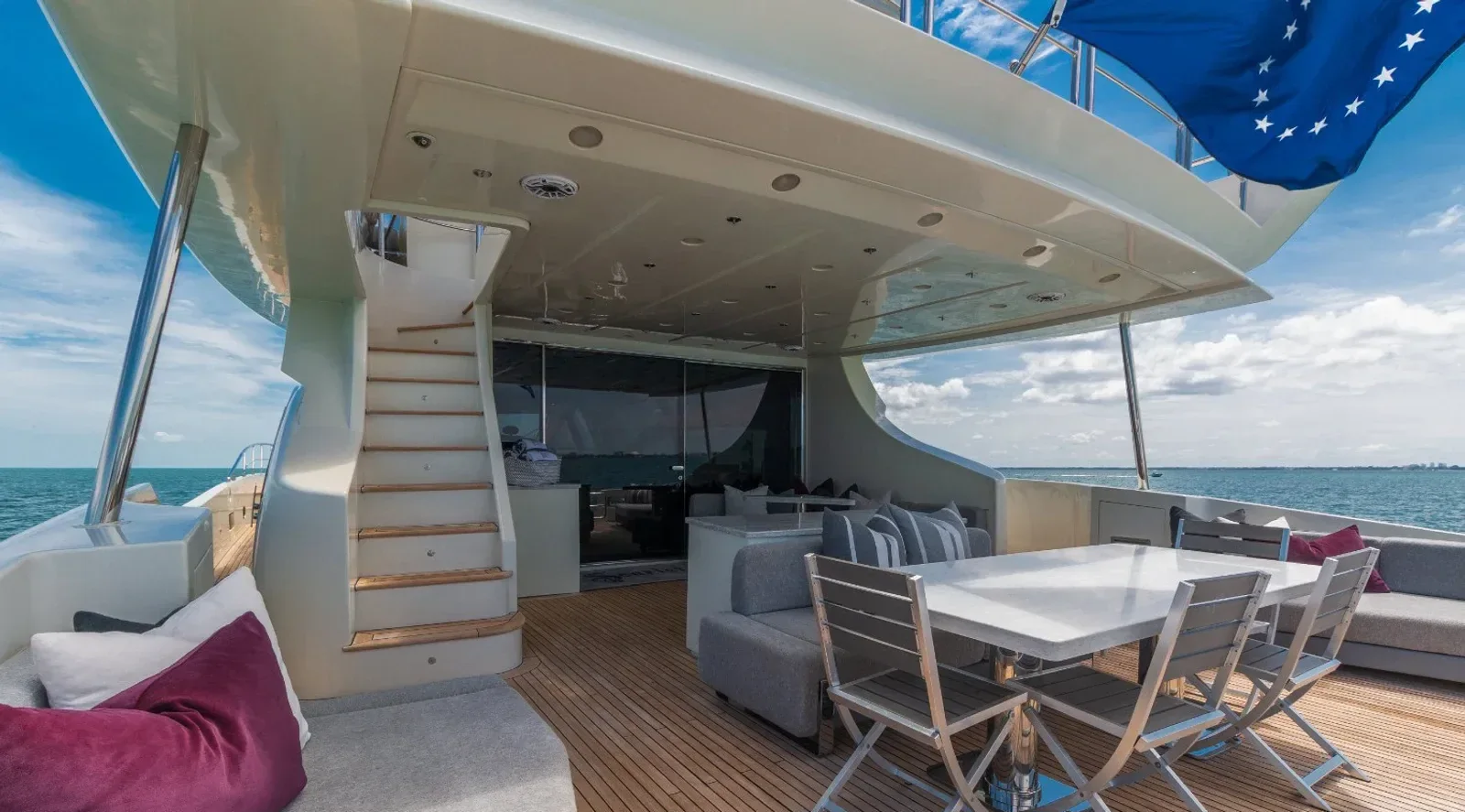103 ft Azimut - photo 4 yacht charter Miami