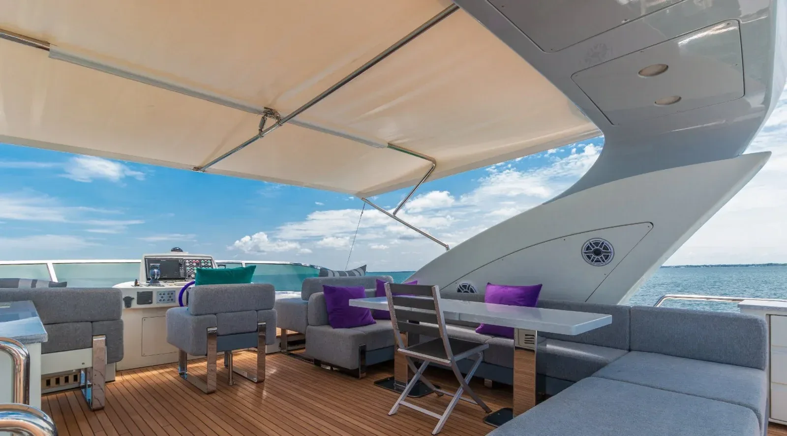 103 ft Azimut - photo 8 yacht charter Miami