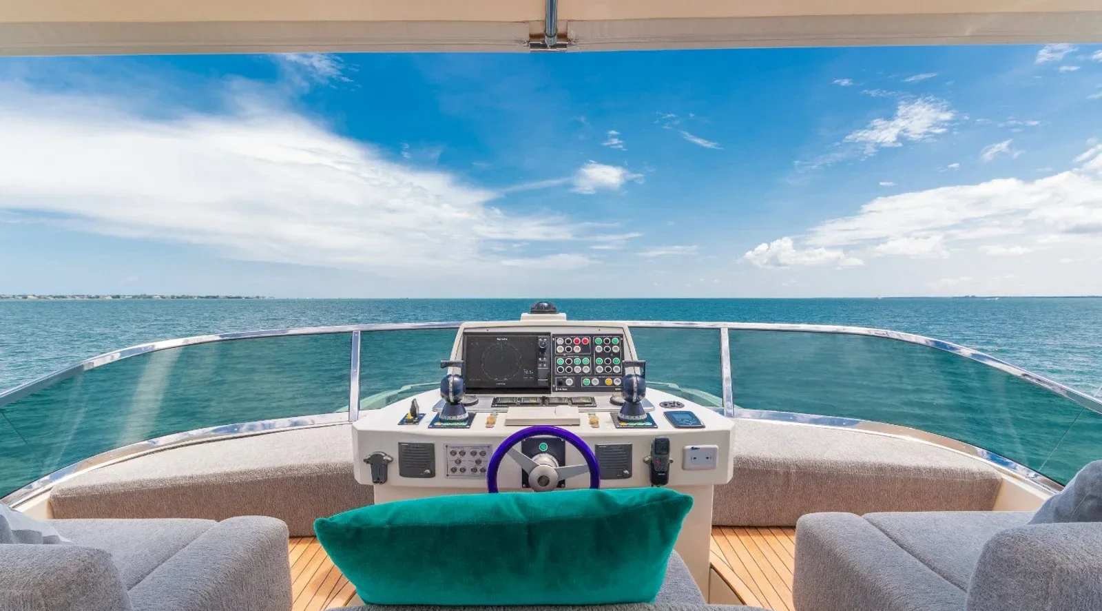 103 ft Azimut - photo 15 yacht charter Miami