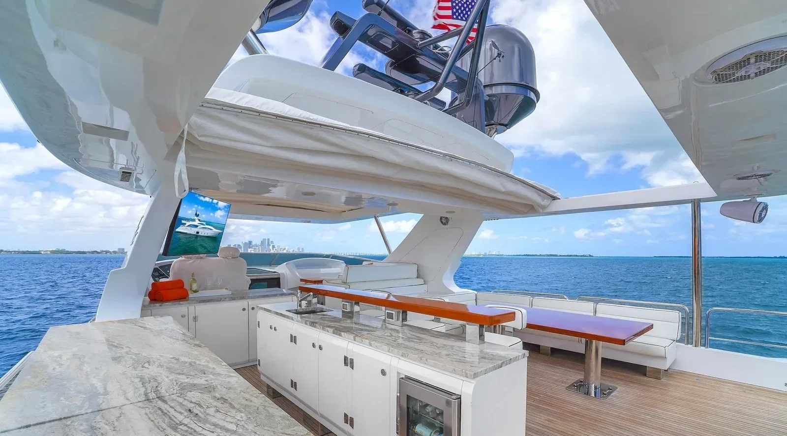 105 ft Azimut Fly - photo 12 yacht charter Miami