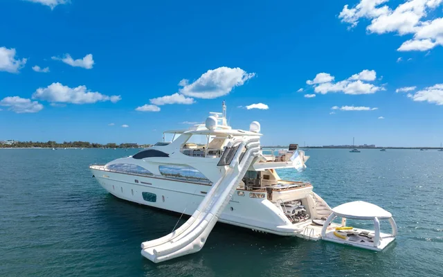 105 ft Azimut - yacht charter Miami