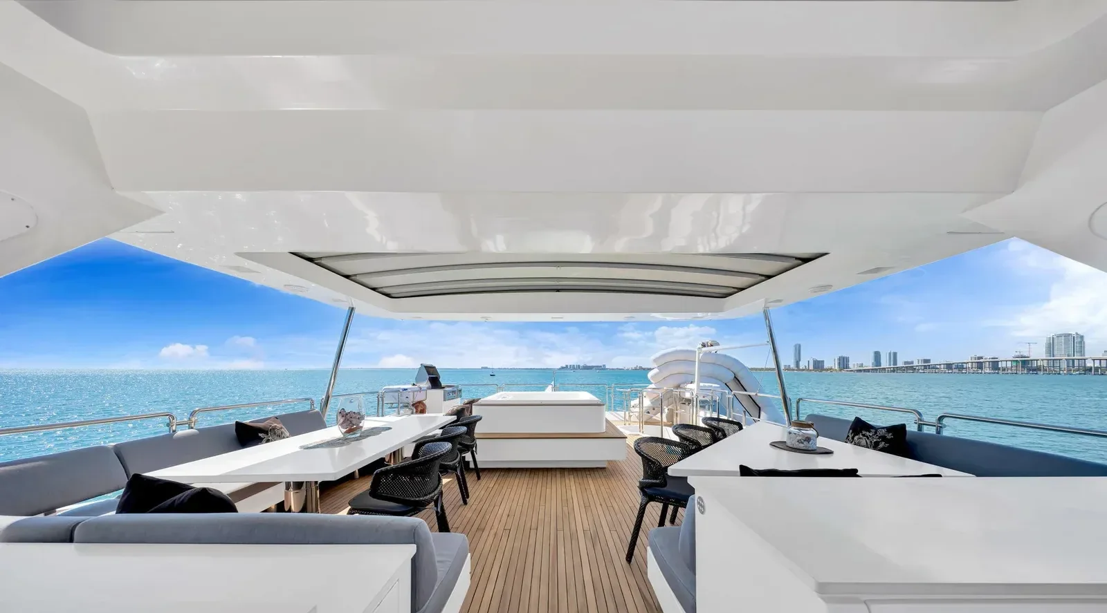 105 ft Azimut - photo 3 yacht charter Miami