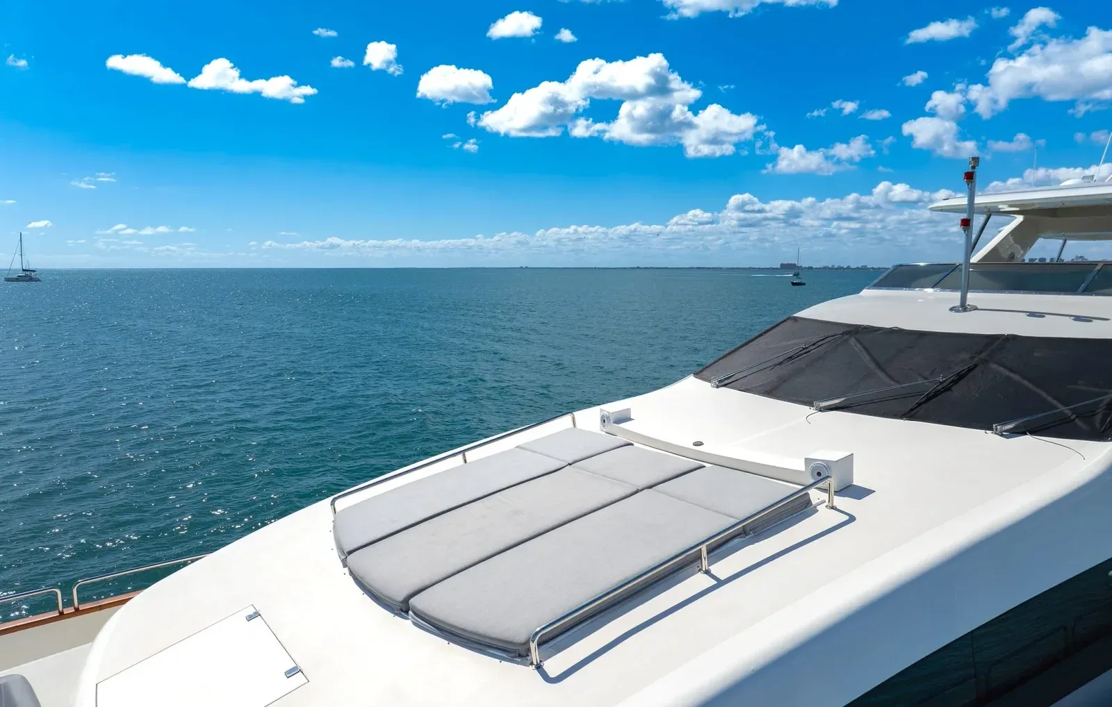 105 ft Azimut - photo 4 yacht charter Miami