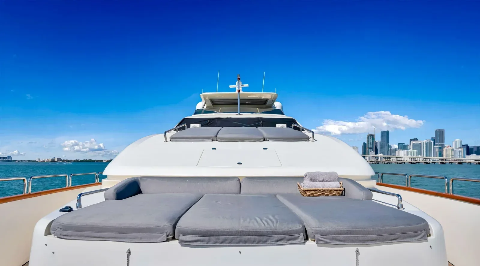 105 ft Azimut - photo 5 yacht charter Miami