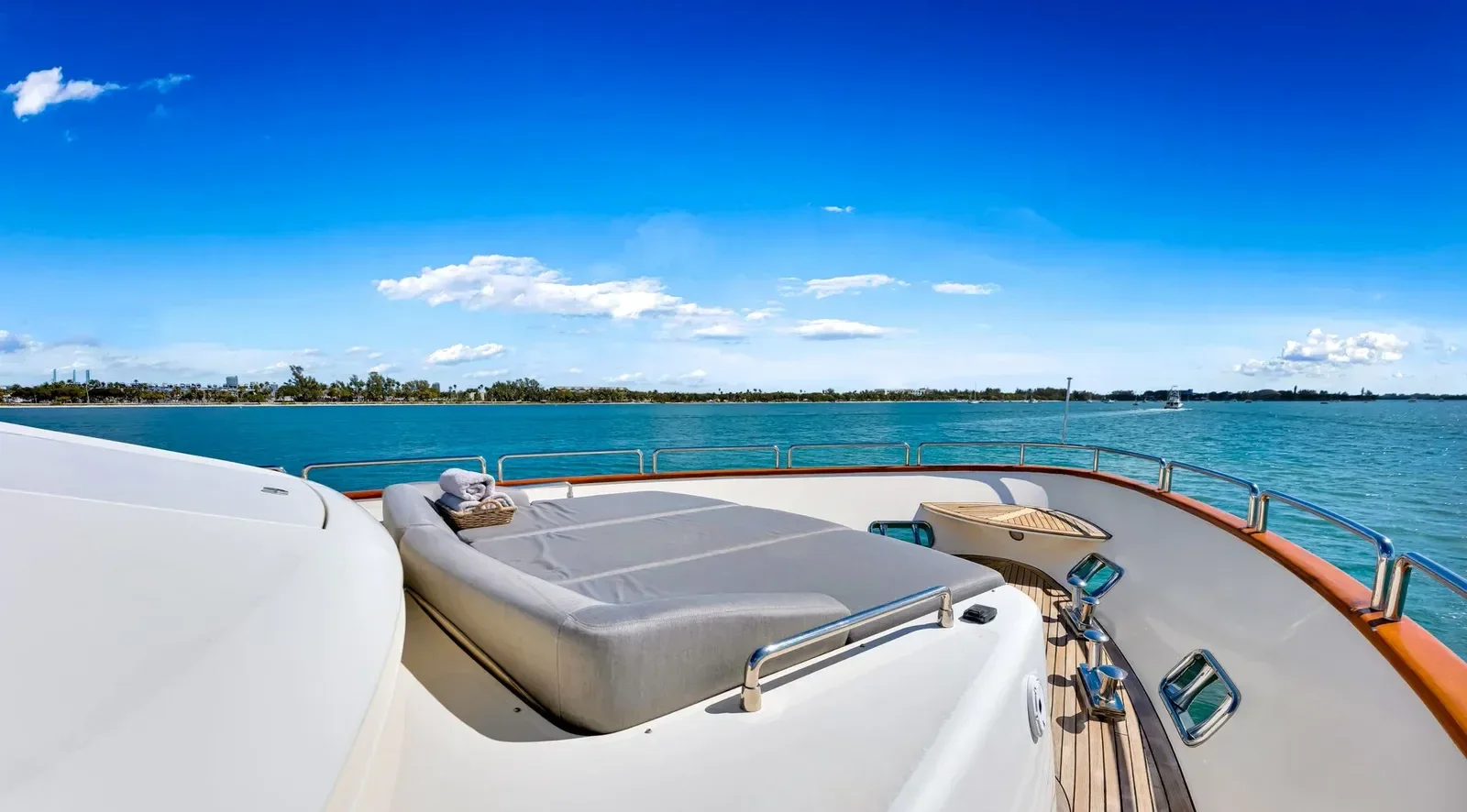 105 ft Azimut - photo 6 yacht charter Miami