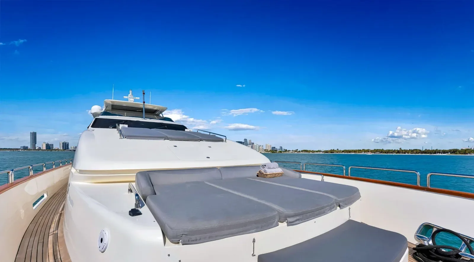 105 ft Azimut - photo 7 yacht charter Miami