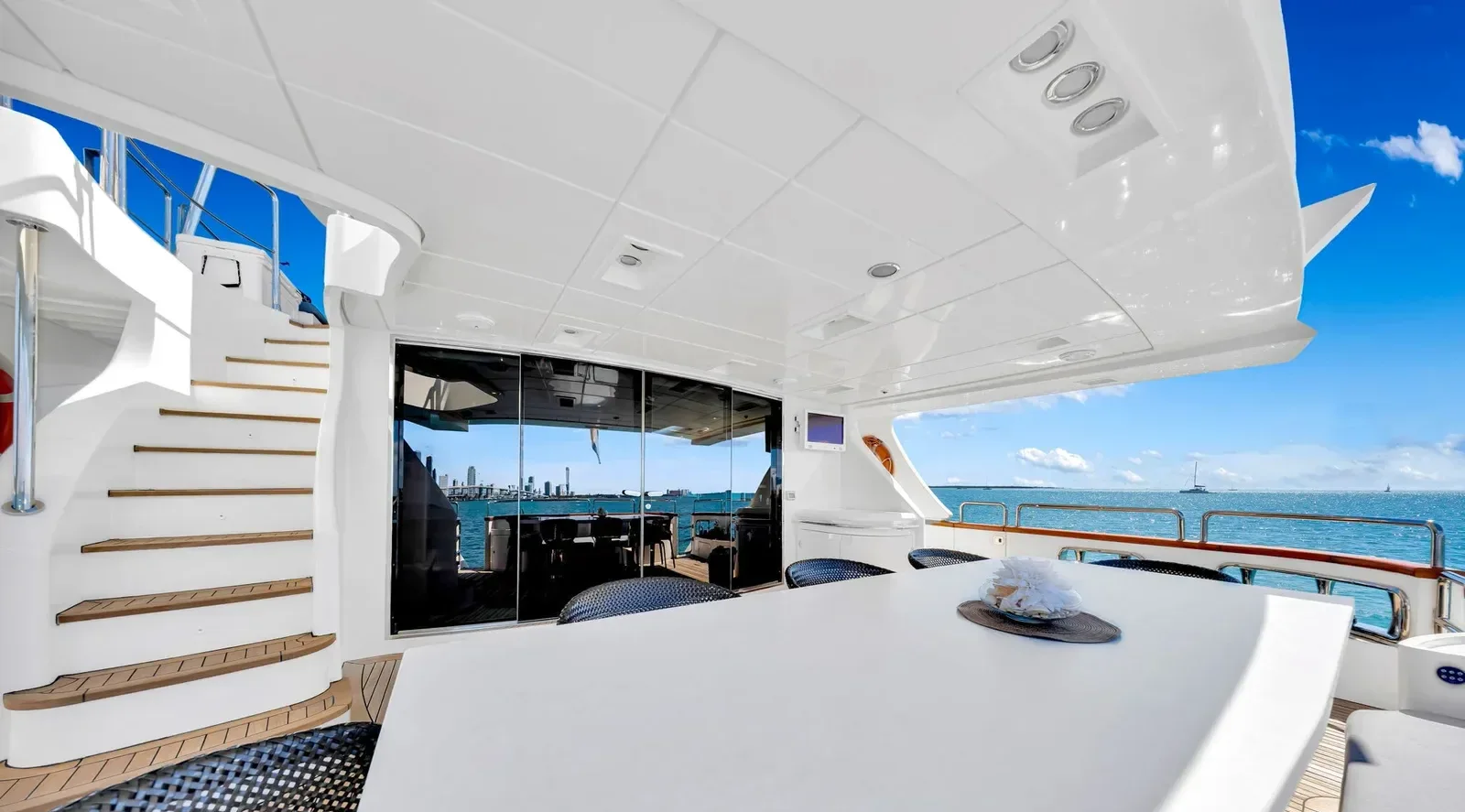105 ft Azimut - photo 8 yacht charter Miami