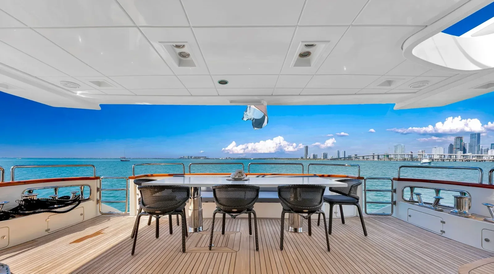 105 ft Azimut - photo 9 yacht charter Miami