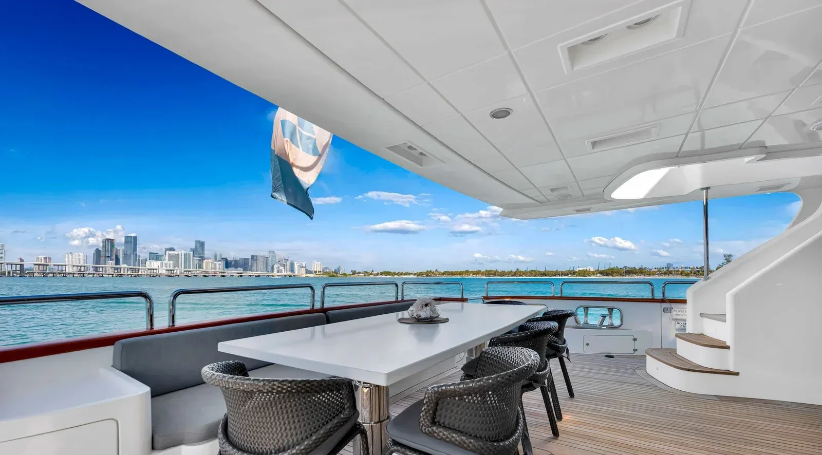 105 ft Azimut - photo 10 yacht charter Miami