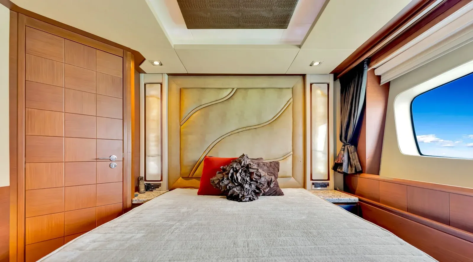105 ft Azimut - photo 14 yacht charter Miami