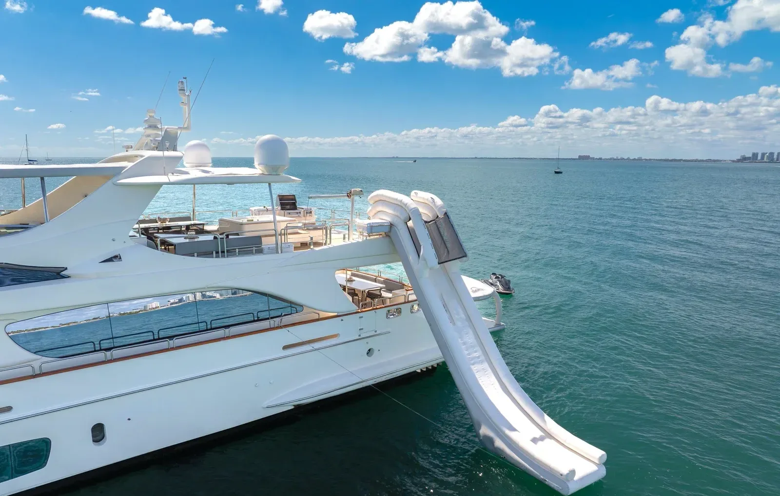 105 ft Azimut - photo 15 yacht charter Miami