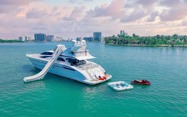 105 ft Leopard - yacht charter Miami