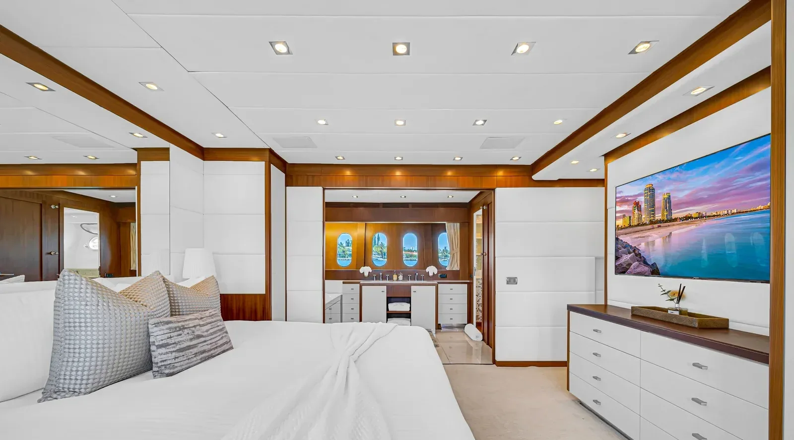 105 ft Leopard - photo 3 yacht charter Miami