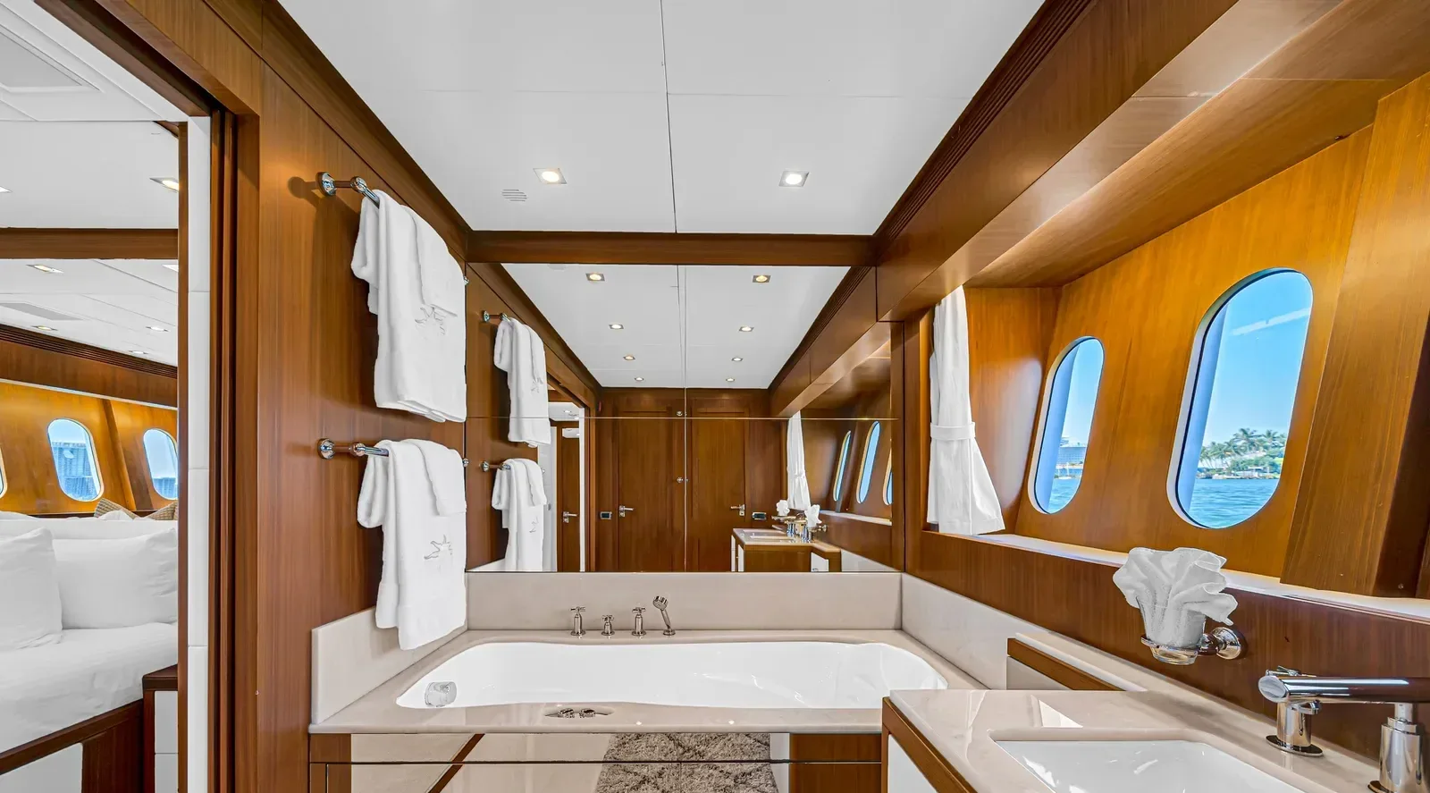 105 ft Leopard - photo 4 yacht charter Miami