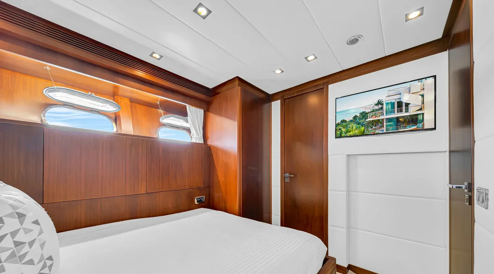 105 ft Leopard - photo 10 yacht charter Miami