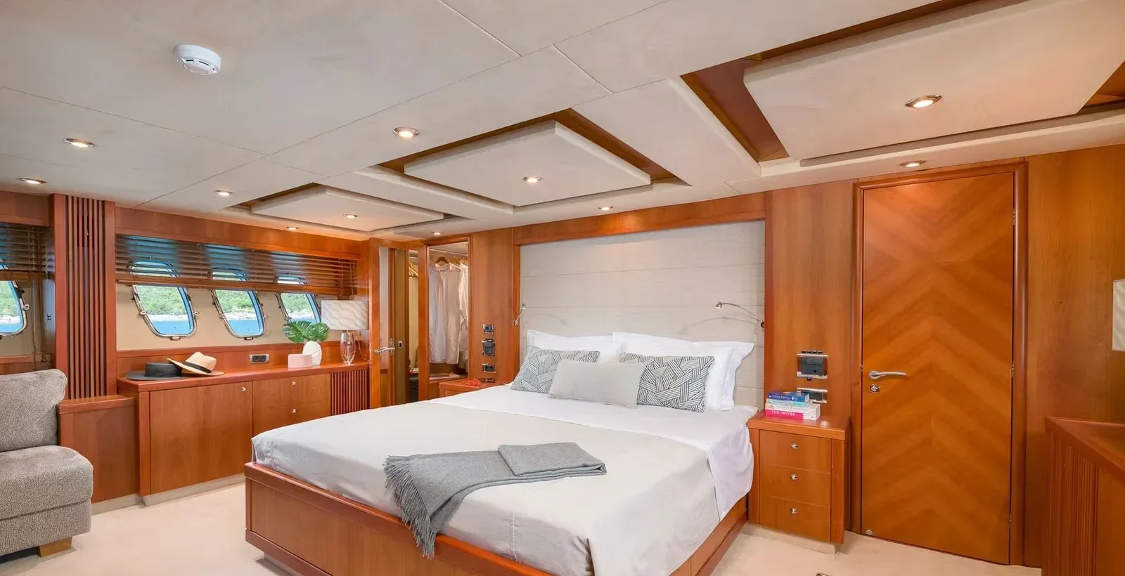 108 ft Sunseeker - photo 9 yacht charter Miami