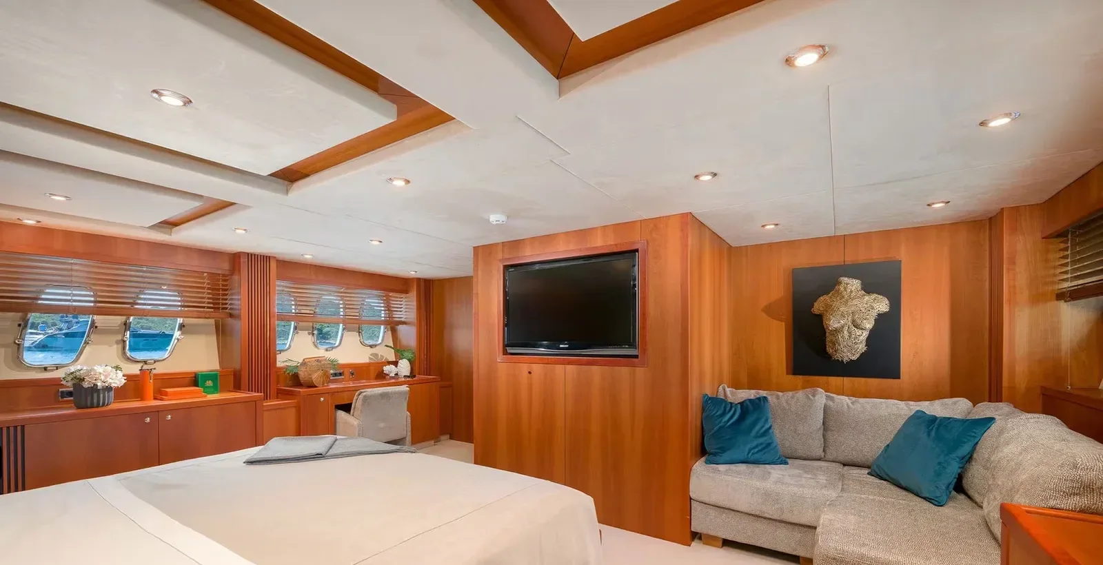 108 ft Sunseeker - photo 11 yacht charter Miami