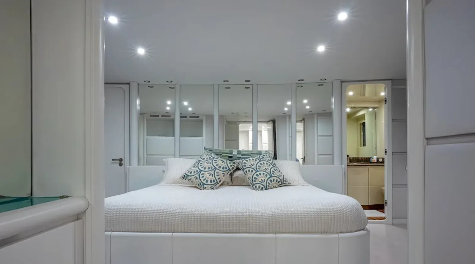 110 ft Antago - photo 11 yacht charter Miami