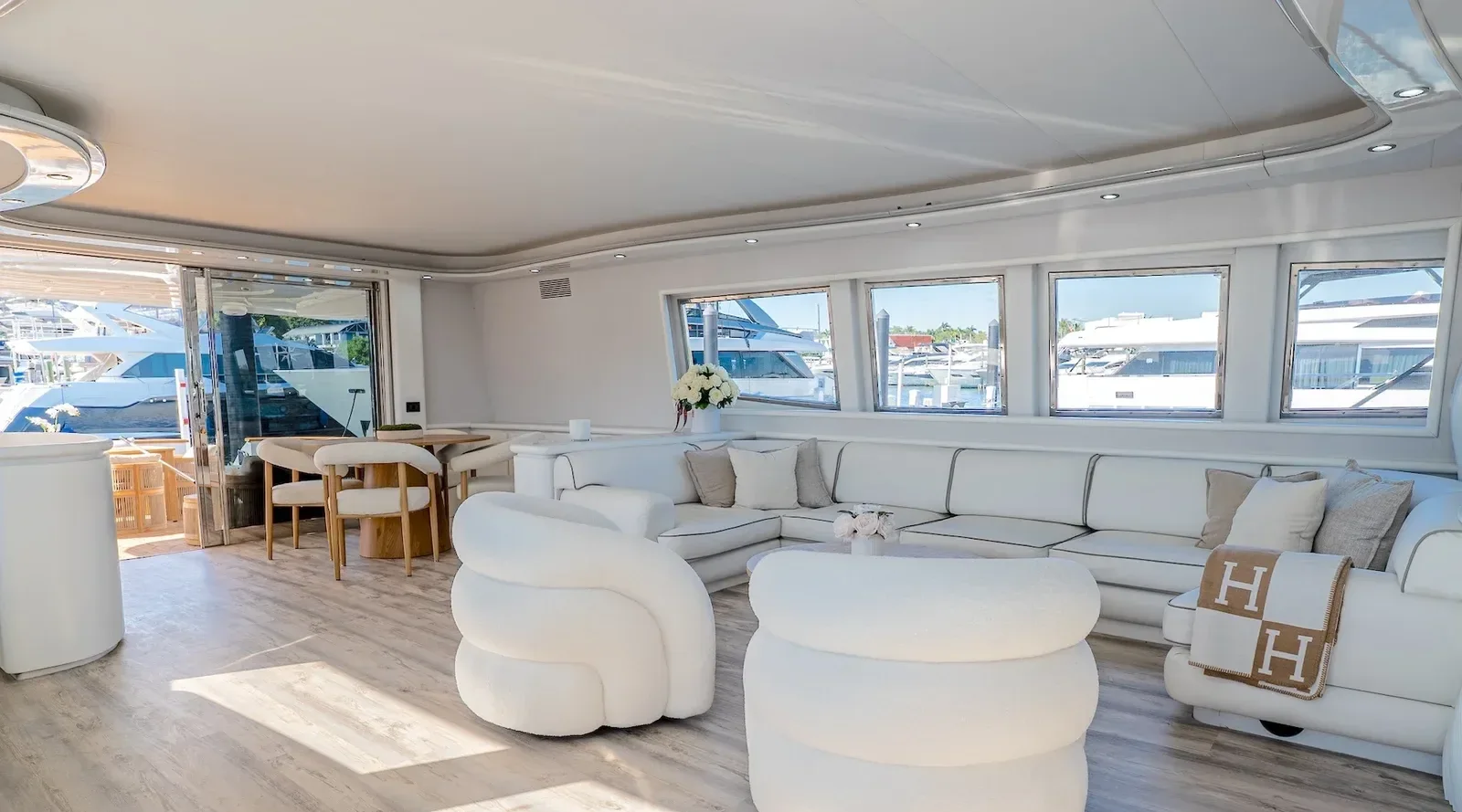 110 ft Antago - photo 14 yacht charter Miami