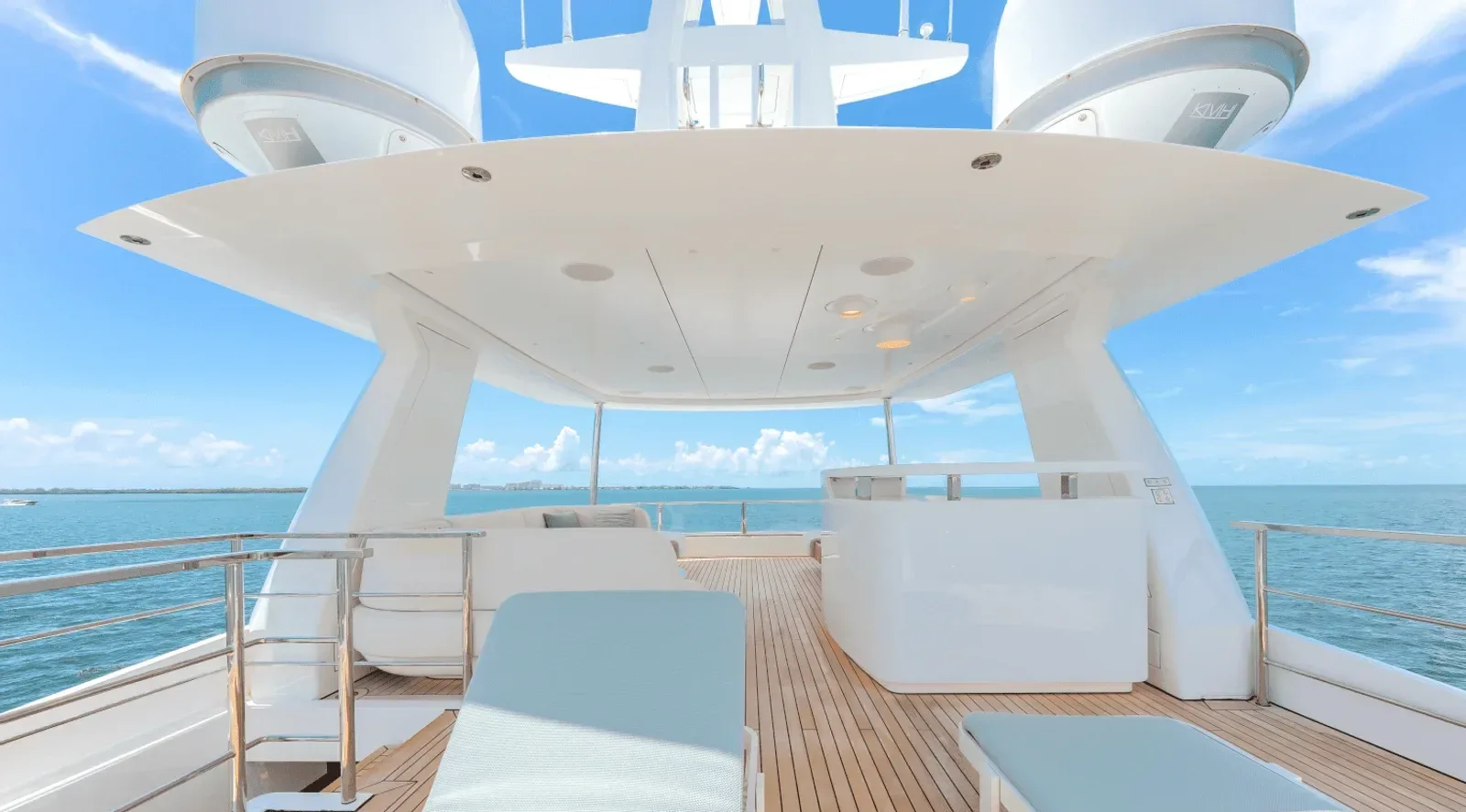 115 ft Azimut - photo 7 yacht charter Miami