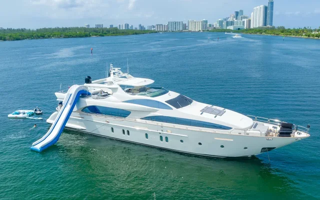 116 ft Azimut Fly - yacht charter Miami
