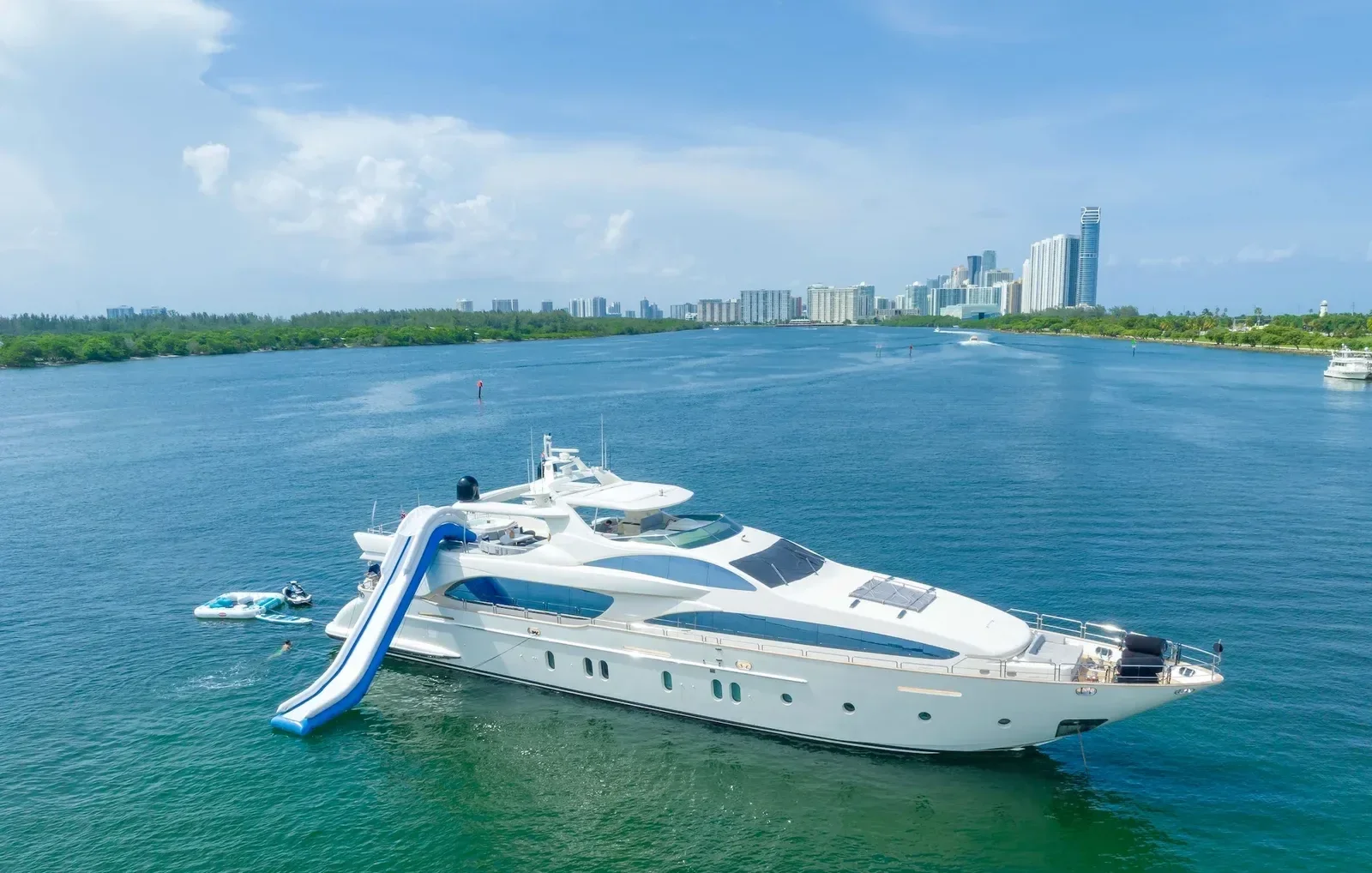 116 ft Azimut Fly - photo 2 yacht charter Miami
