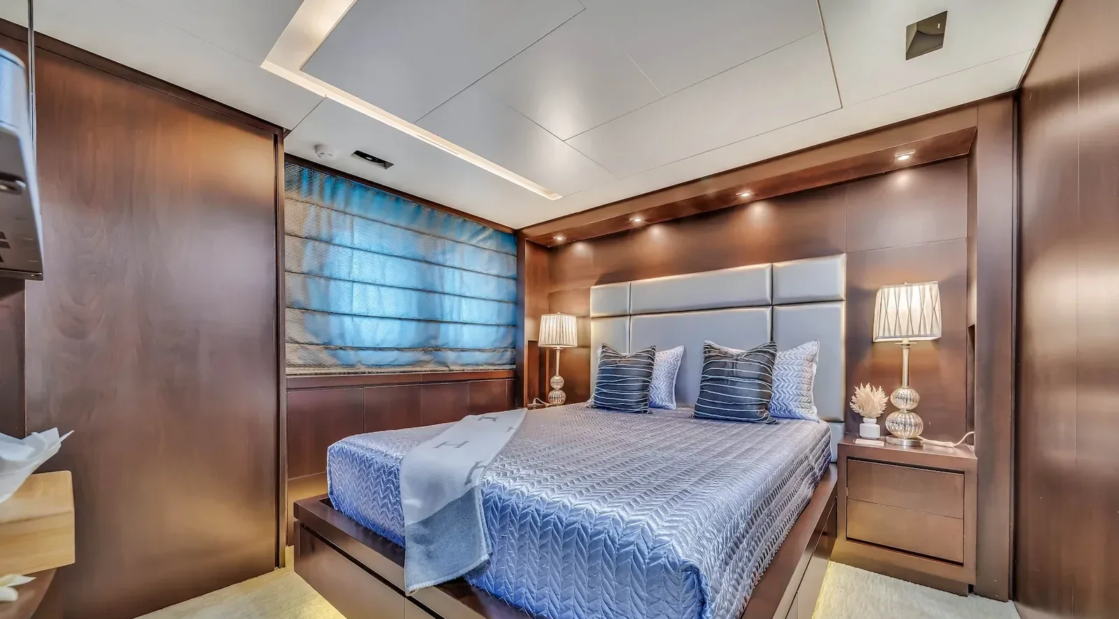 116 ft Azimut Fly - photo 15 yacht charter Miami