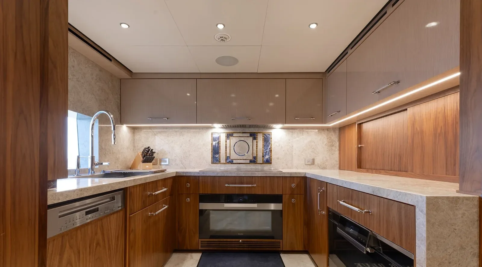 126 ft Custom Line - photo 5 yacht charter Miami