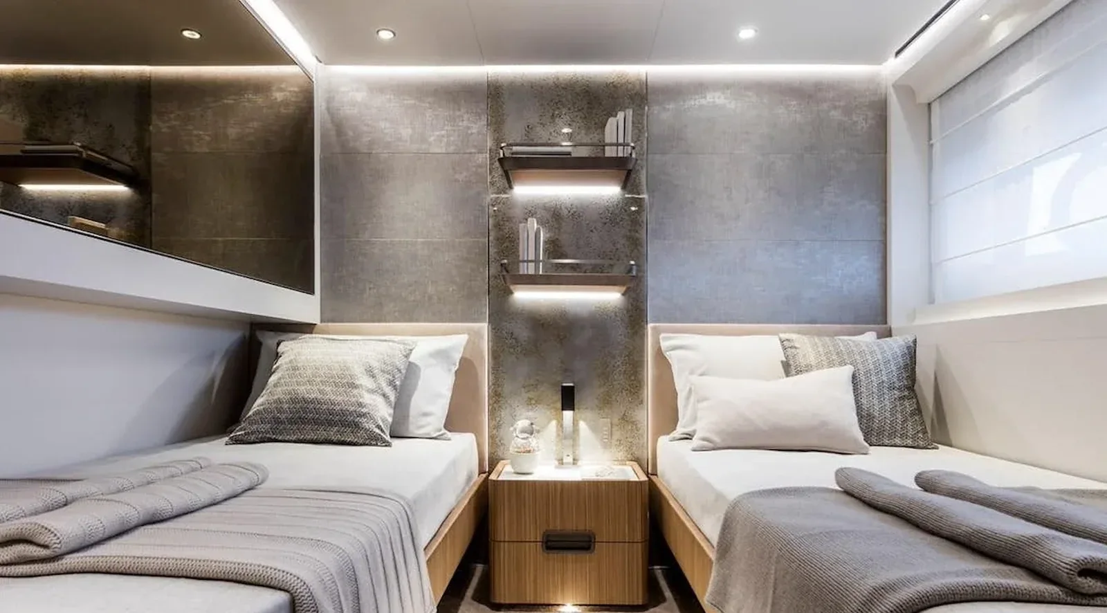 126 ft Custom Line - photo 9 yacht charter Miami