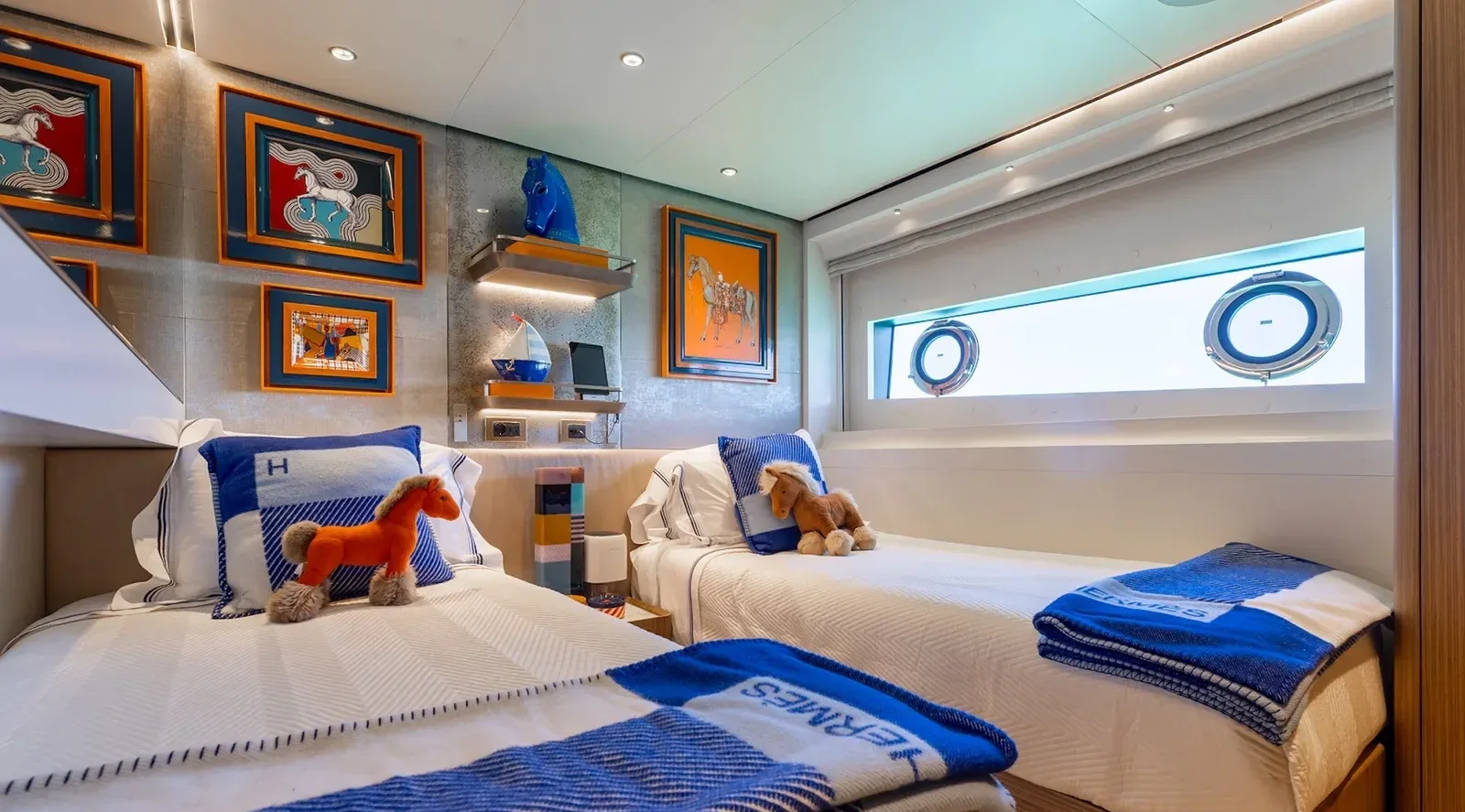 126 ft Custom Line - photo 11 yacht charter Miami