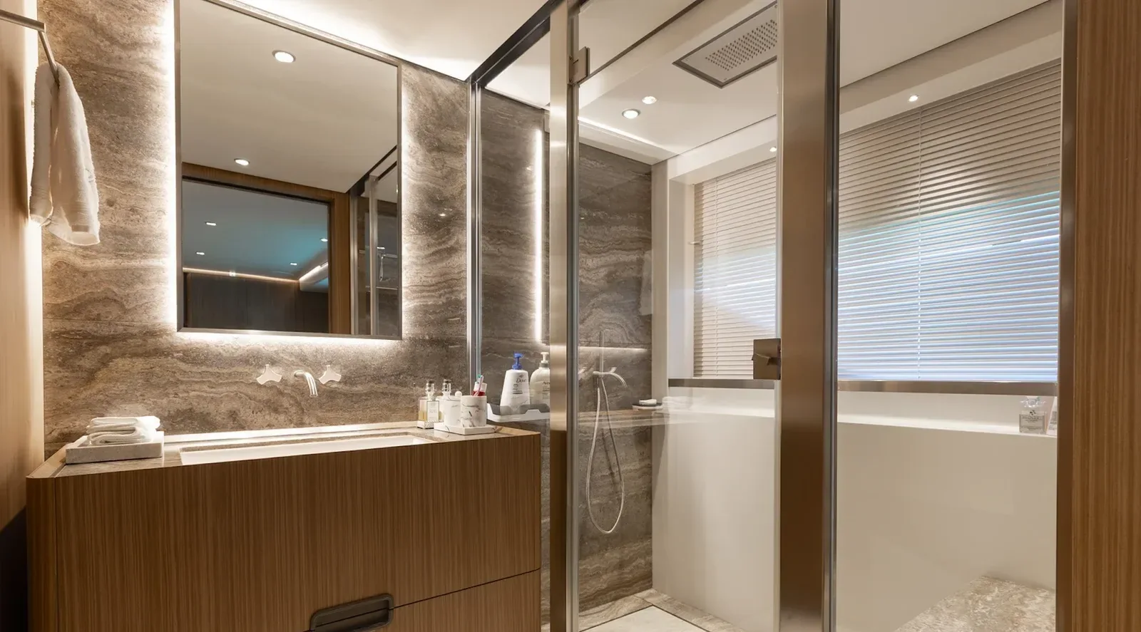 126 ft Custom Line - photo 12 yacht charter Miami