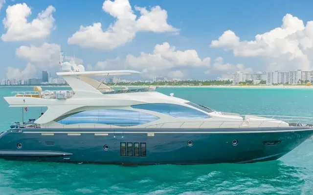 84 ft Azimut - yacht charter Miami