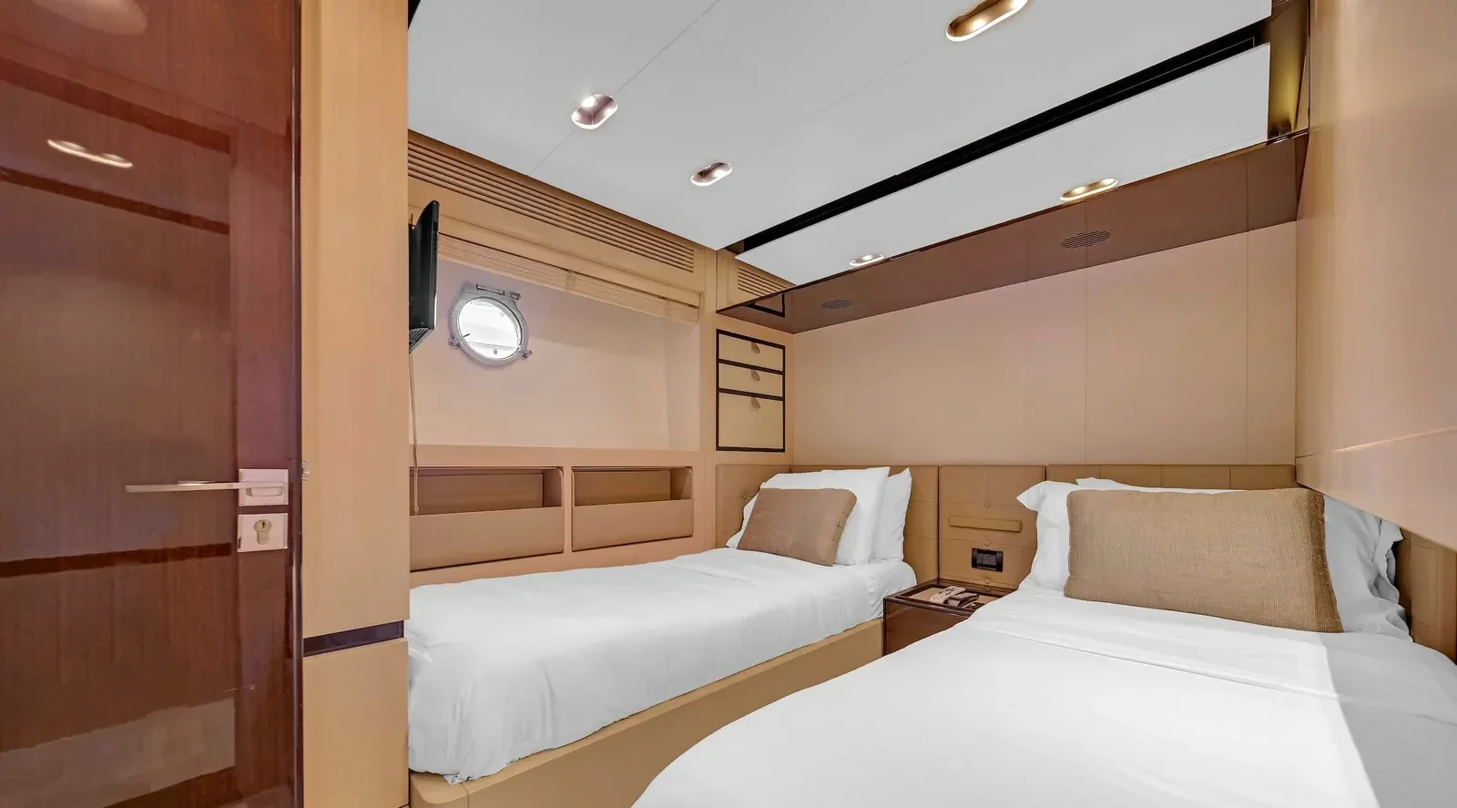84 ft Azimut - photo 6 yacht charter Miami