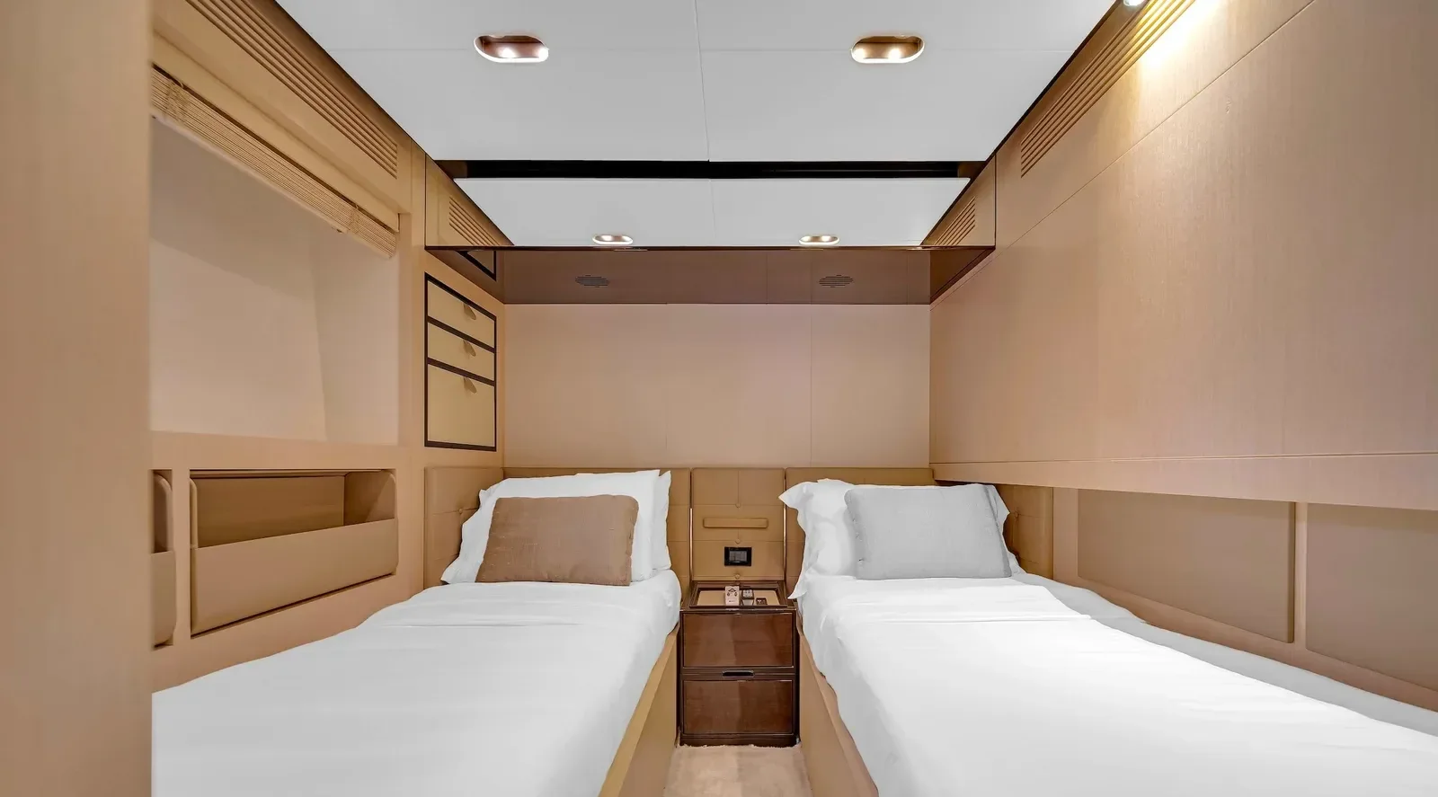 84 ft Azimut - photo 7 yacht charter Miami