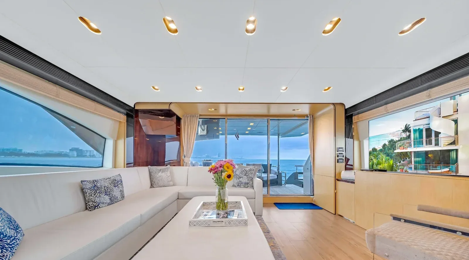 84 ft Azimut - photo 9 yacht charter Miami