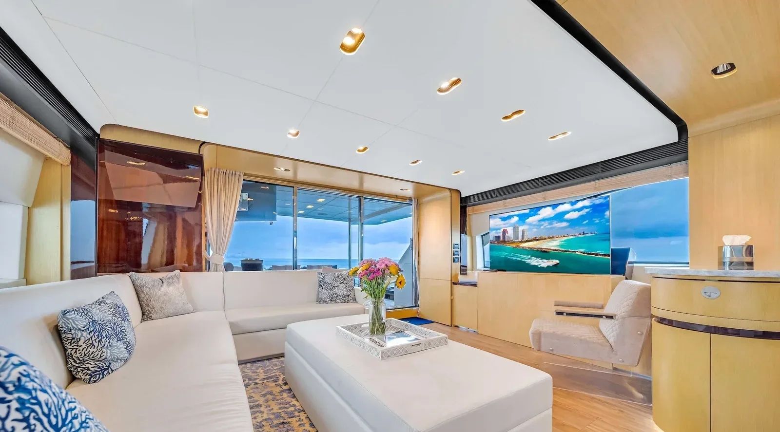 84 ft Azimut - photo 10 yacht charter Miami