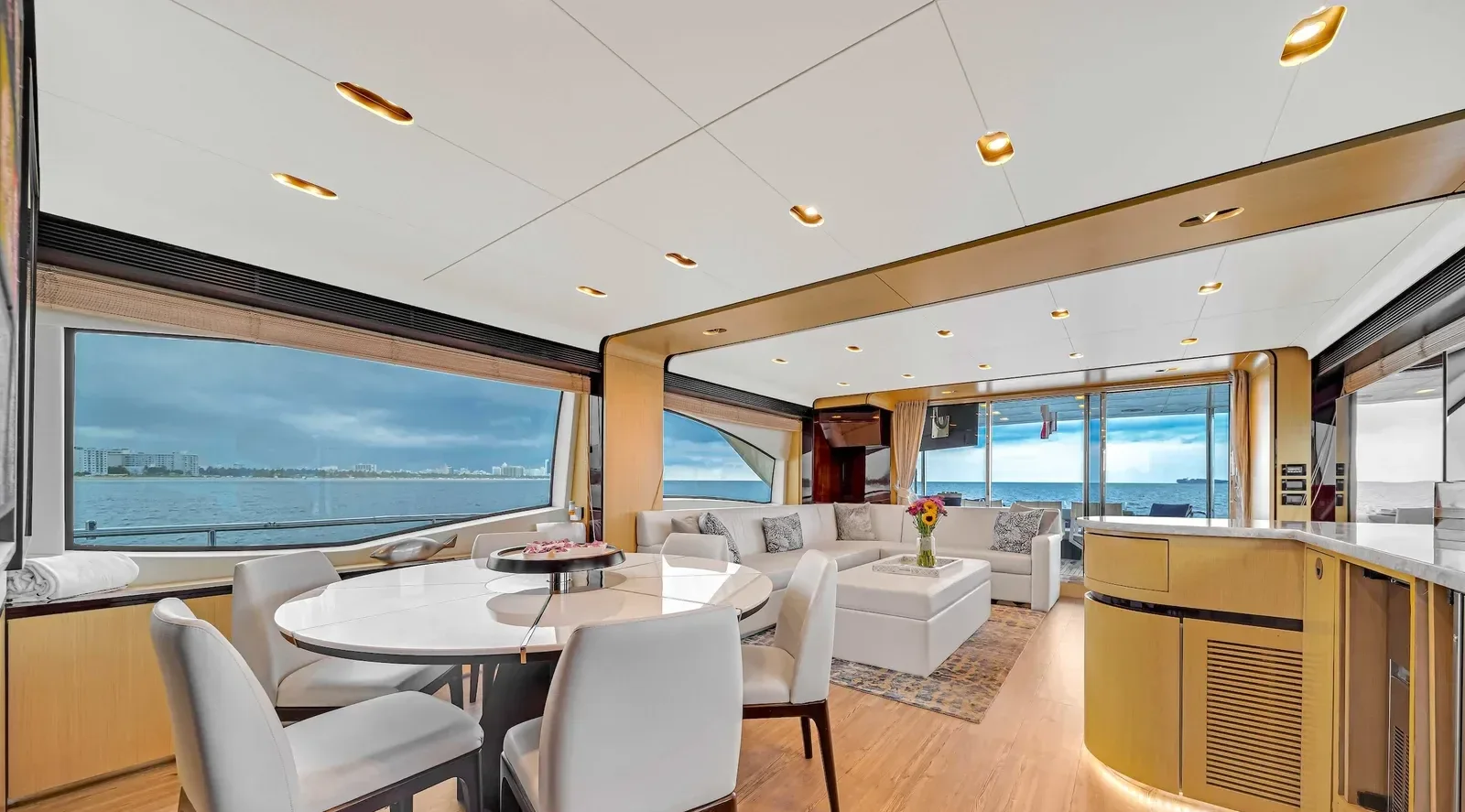 84 ft Azimut - photo 11 yacht charter Miami