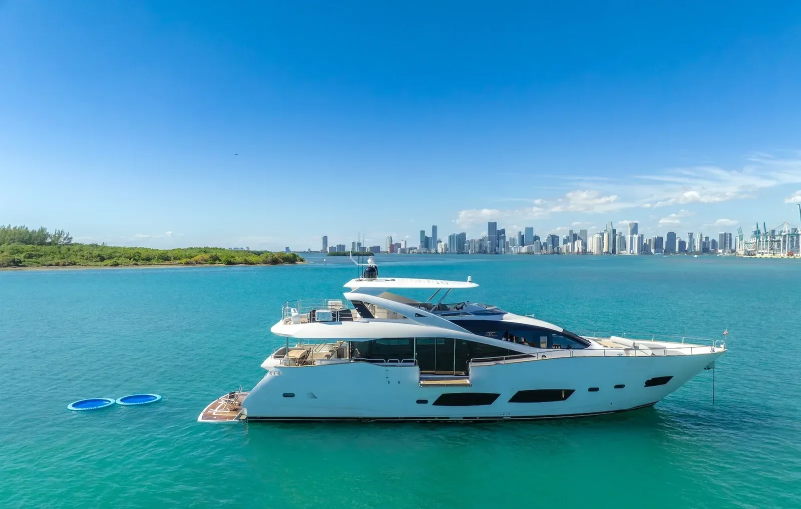 92 ft Sunseeker - photo 1 yacht charter Miami