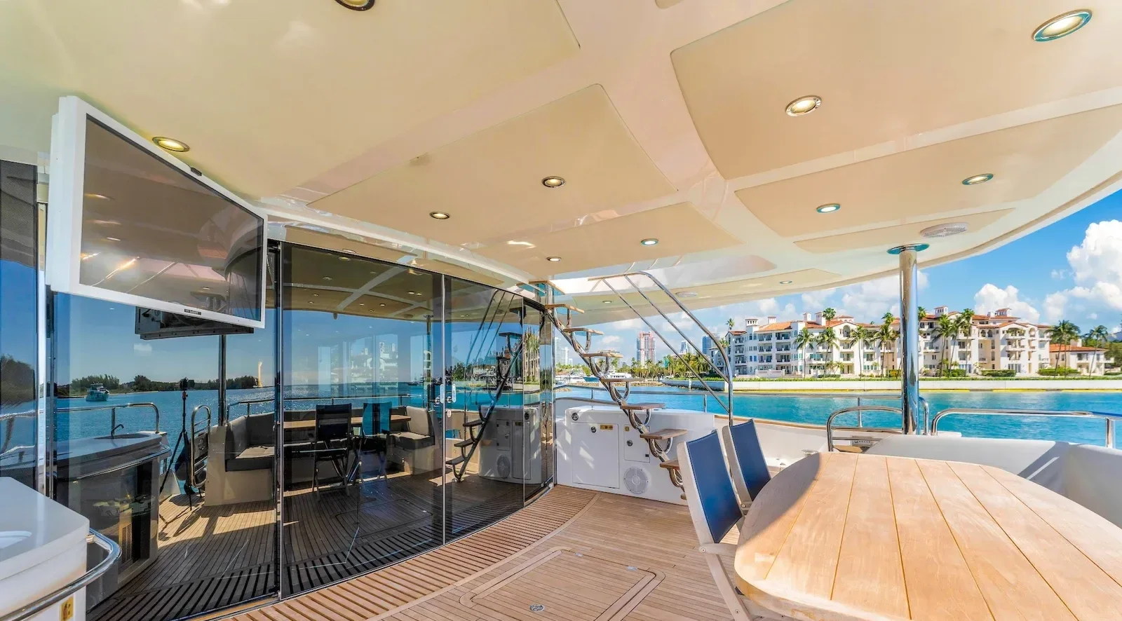 92 ft Sunseeker - photo 11 yacht charter Miami
