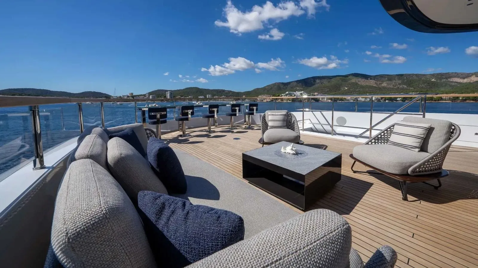 ALPHA WAVES - photo 17 yacht charter Cannes
