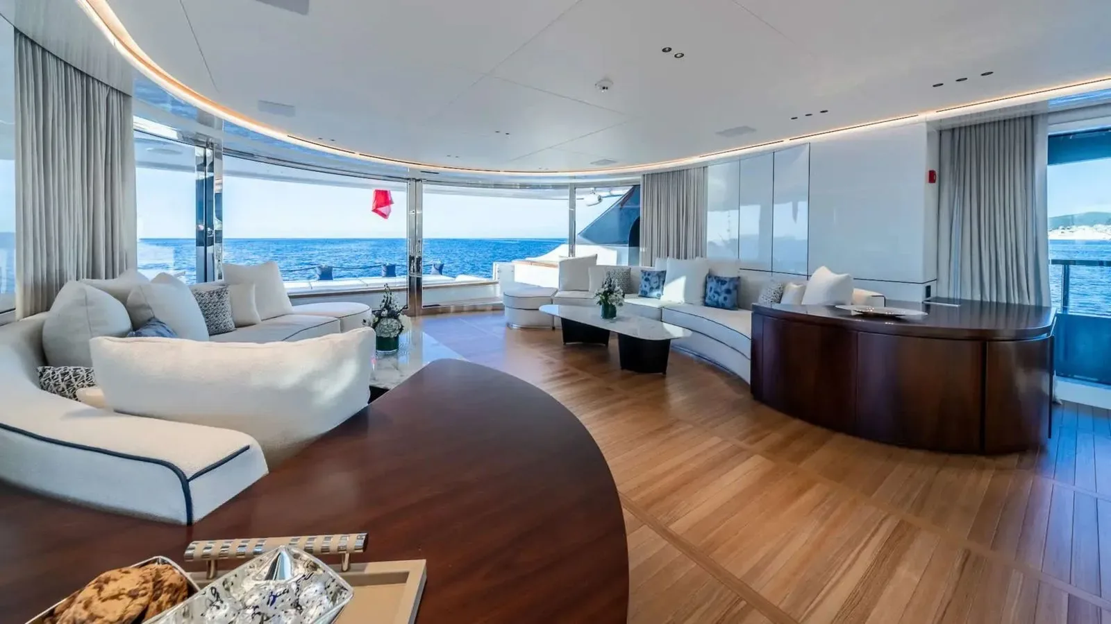 ALPHA WAVES - photo 27 yacht charter Cannes
