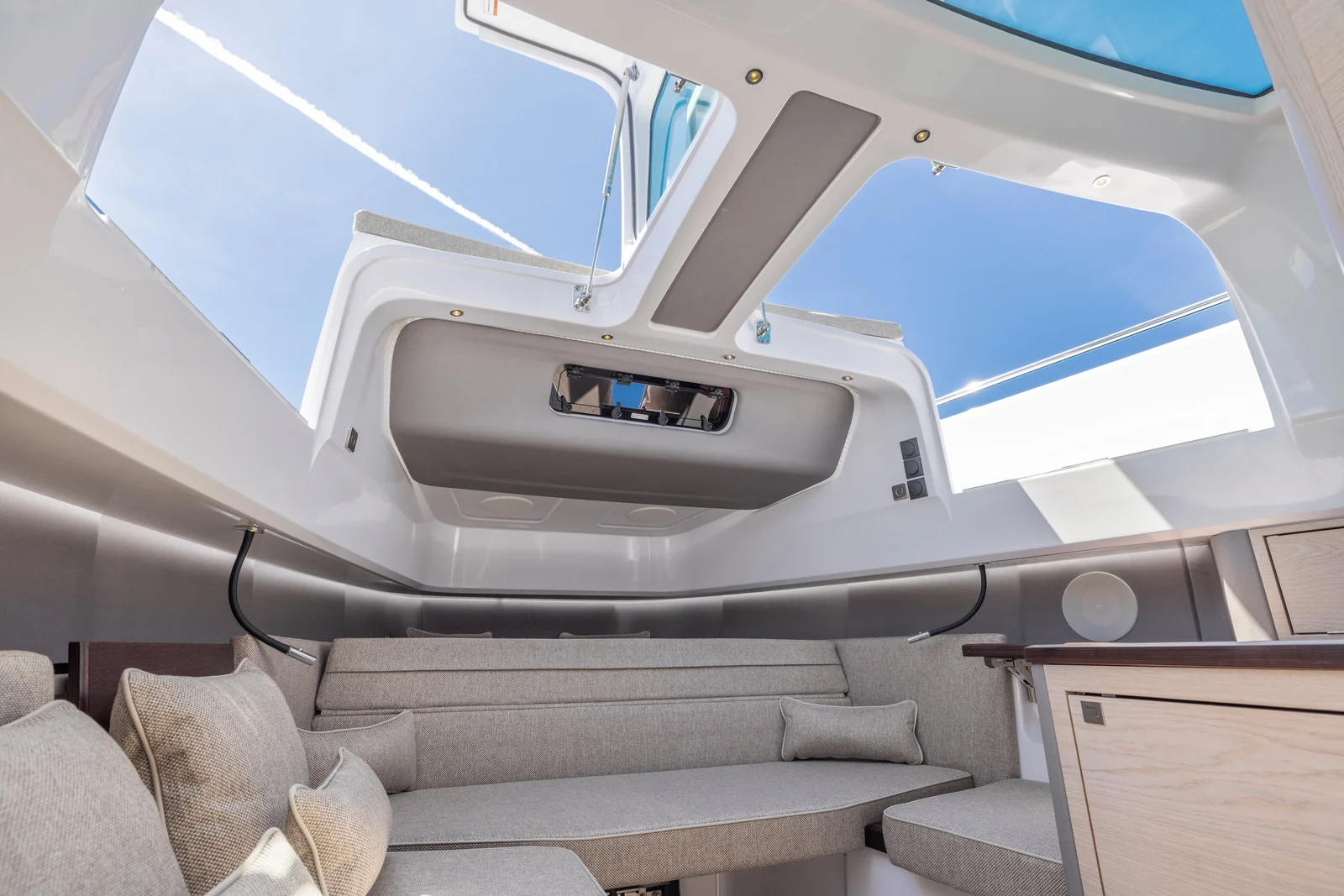 Axopar 45 XC Cross Cabin - photo 3 yacht charter Cannes
