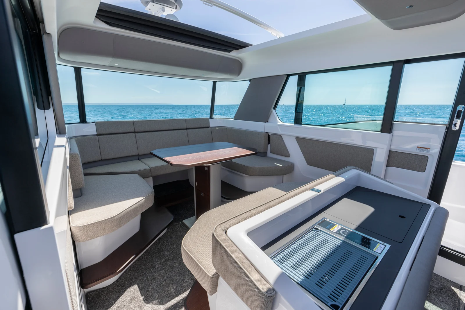 Axopar 45 XC Cross Cabin - photo 10 yacht charter Cannes