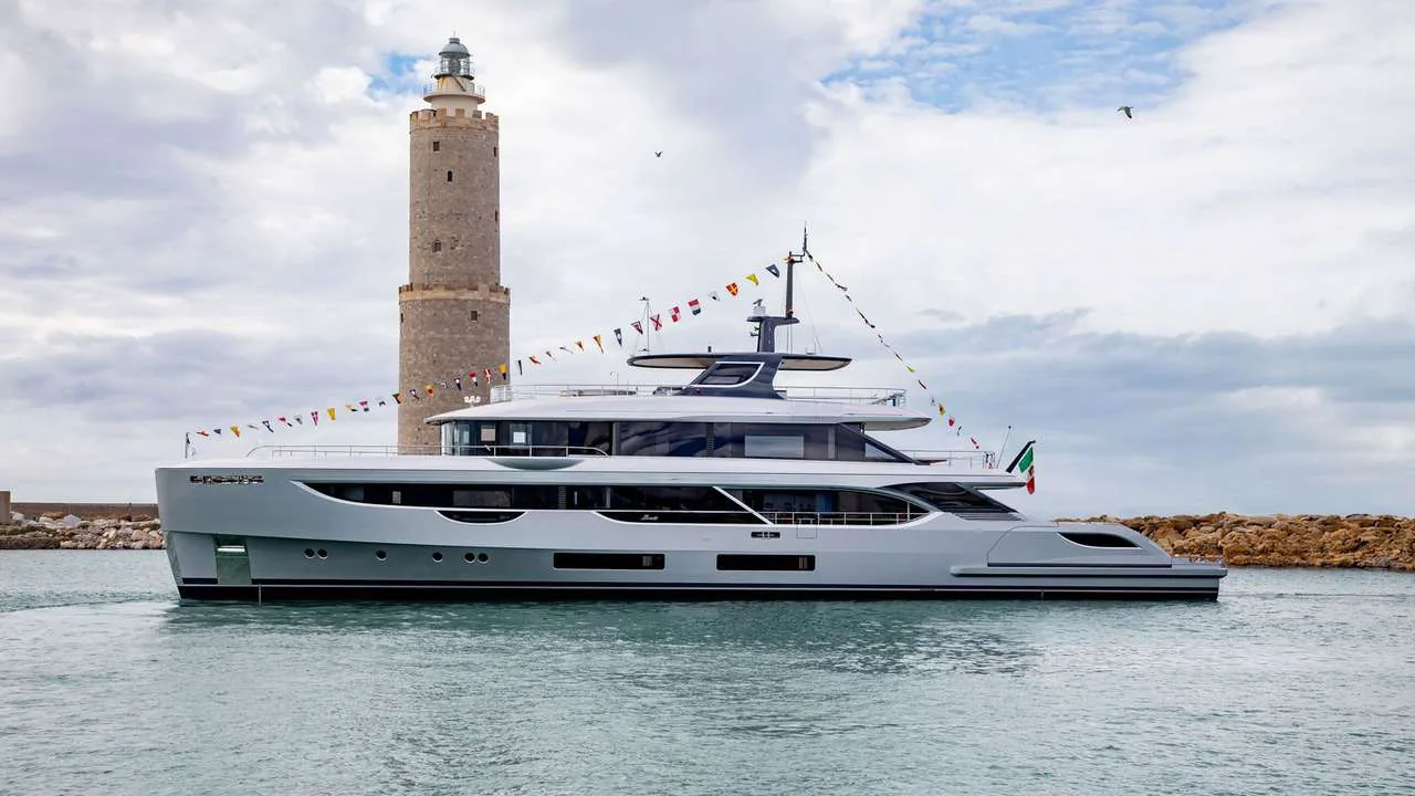 Cosmico - photo 4 yacht charter Cannes